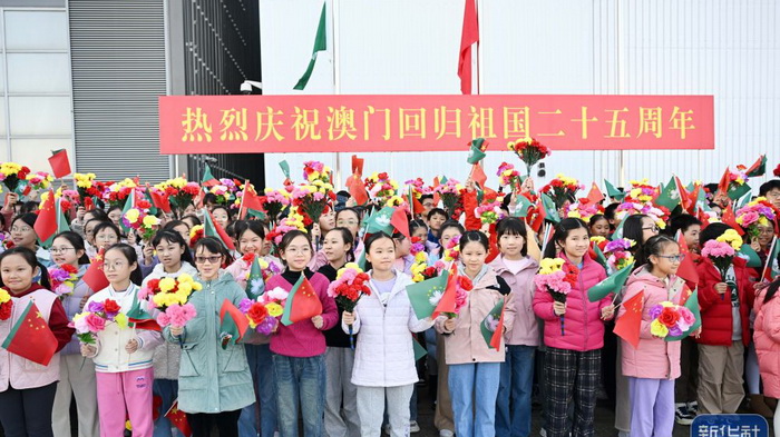 习近平抵达澳门受到热烈欢迎 