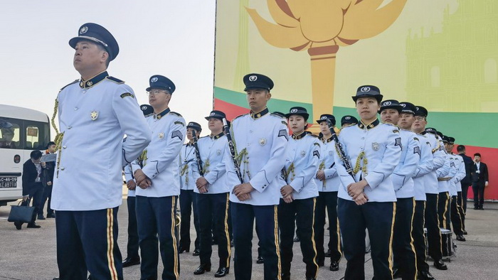 习近平抵达澳门受到热烈欢迎 
