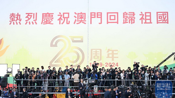习近平抵达澳门受到热烈欢迎 