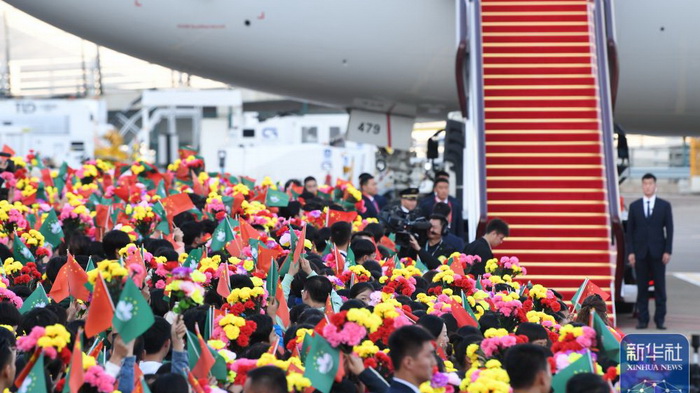 习近平抵达澳门受到热烈欢迎 