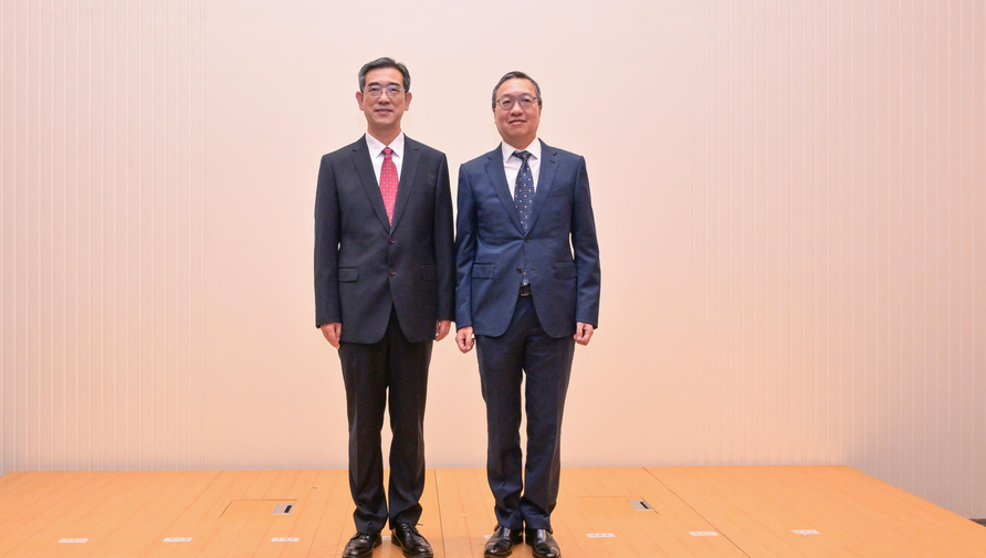 律政司司长林定国资深大律师(右)今日(九月二十一日)与最高人民法院政治部主任孙镇平(左)会面,就深化司法法律人才培养合作达成共识。