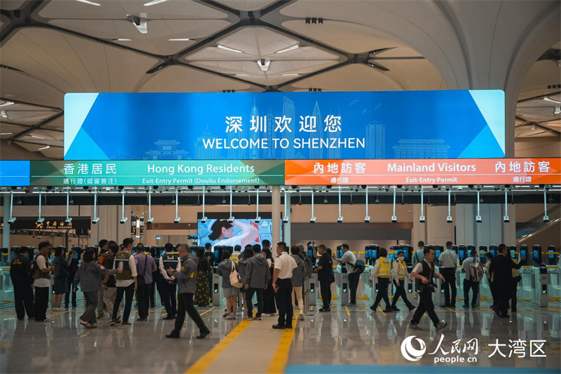 图1:港方口岸出境厅,旅客准备过关进入深圳。人民网 吴宇扬扬摄