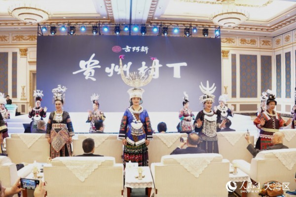 贵州“村T”走秀为推介会开场。人民网 严小晶摄
