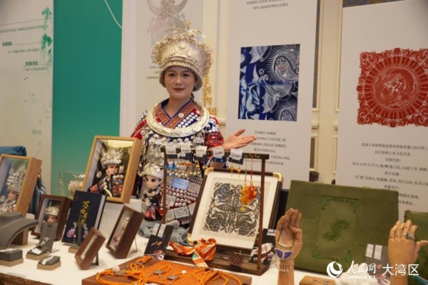 图6. 论坛现场设体验区展示贵州特色。人民网 严小晶摄