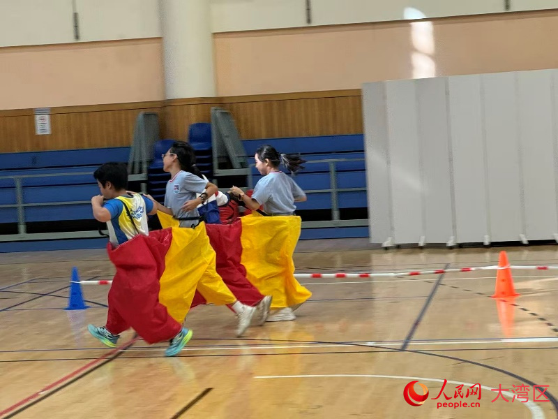 图为小学组的趣味项目比赛,同学们与特殊教育同伴一起快乐奔跑。人民网记者 富子梅摄